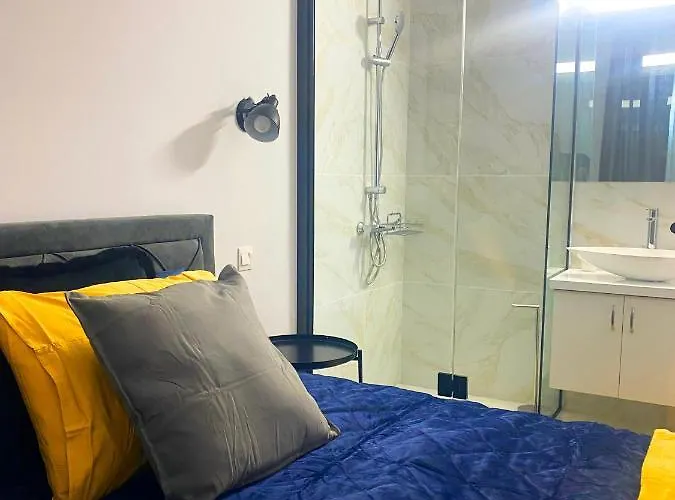 Luxury Retreat- 2-bedroom, 2-bath Apartmán Nikósie